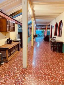 Großes Zimmer mit einer Küche mit einem Tisch und Stühlen. in der Unterkunft Rainbow House in León