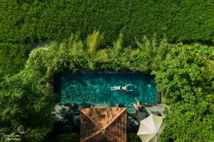 una vista aérea de una persona nadando en una piscina en Tam Coc Garden Resort en Ninh Binh
