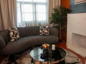- un salon avec un canapé et une cheminée dans l'établissement Blu Hotel Boutique, à Lima