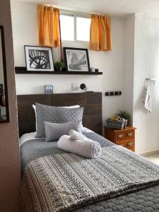 1 dormitorio con cama con almohada en Apartaestudio #5 Luz natural, pequeño y acogedor, en Laborcillas