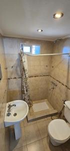 Um banheiro em LIRIOS 484 (planta alta)