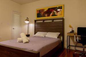 - une chambre avec un grand lit et une tête de lit en bois dans l'établissement Las Olas Studio - 5 minutes from Las Olas Beach, à Fort Lauderdale