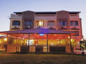 um hotel com um gazebo em frente a um edifício em Mountview Resort em Lonavala