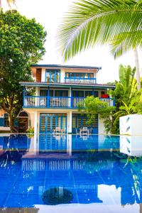 uma casa com uma piscina em frente em Esperanza Beach Mawella em Tangalle