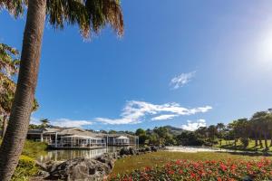 Blick auf ein Resort mit Palmen und Blumen in der Unterkunft Club Wyndham Coffs Harbour Terraces in Coffs Harbour