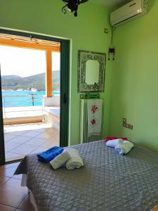 Una cama o camas en una habitación de Seagulls - Within walking distance from sea!