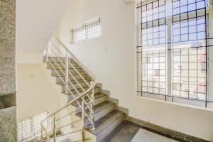 una escalera en un edificio con ventana en Hotel O Nelli Suites, en Bangalore