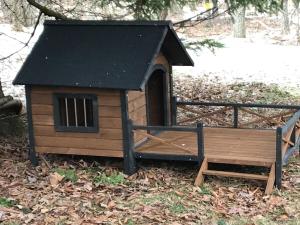 a brown dog house with a black roof at Roscoe Retreat in Roscoe
