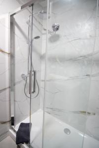 um chuveiro com uma porta de vidro na casa de banho em MERCADO em Klodzko