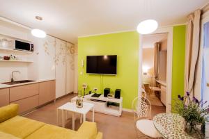 Televízia a/alebo spoločenská miestnosť v ubytovaní Suites One