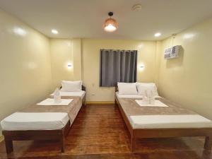 Postel nebo postele na pokoji v ubytování Cozy Coron Inn