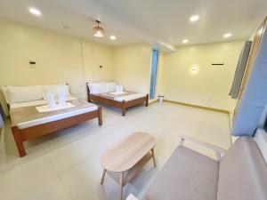Postel nebo postele na pokoji v ubytování Cozy Coron Inn