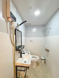 La salle de bains est pourvue d'un lavabo et de toilettes. dans l'établissement Zuric Pension House, 