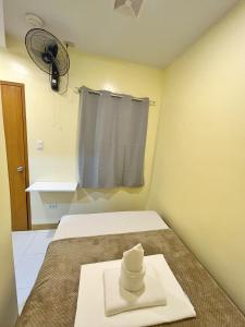 Postel nebo postele na pokoji v ubytování Cozy Coron Inn