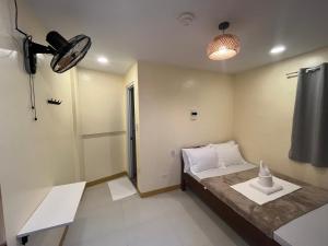 Postel nebo postele na pokoji v ubytování Cozy Coron Inn