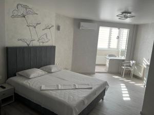 sypialnia z łóżkiem w pokoju z oknem w obiekcie бул. Шевченка 352, квартира-студія w Czerkasach