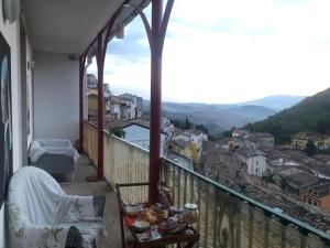 balcone con vista sulla città di La Vista a Calitri