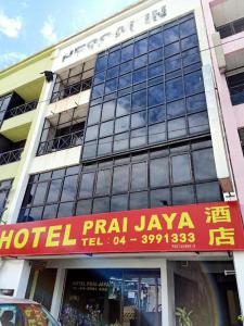 un panneau martial mana jayasy devant un bâtiment dans l'établissement OYO 90842 Hotel Prai Jaya, à Perai