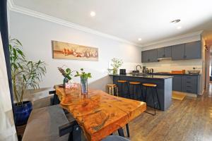 cocina con mesa de madera en una habitación en Fawkner Modern 3BR House Netflix WiFi Parking, en Melbourne