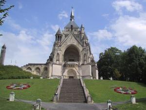 Le pinot, 30 min de Reims في Dormans: مبنى كبير امامه درج