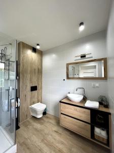 łazienka z umywalką i toaletą w obiekcie Oskarówka Kaszuby z balią w mieście Gołubie
