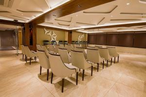 una sala con una fila di sedie in una sala conferenze di The Imperial Inn a Siliguri