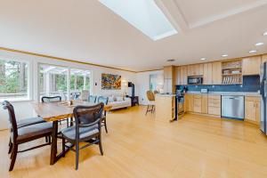 uma cozinha e sala de estar com mesa e cadeiras em Sound Views in Port Townsend em Port Townsend