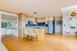 A cozinha ou kitchenette de Sound Views in Port Townsend