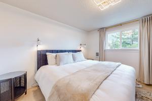 Uma cama ou camas num quarto em Sound Views in Port Townsend