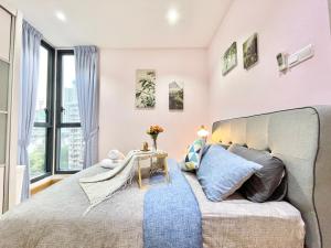 een slaapkamer met een groot bed en een raam bij KL Gateway 2B2B Cozy apartment in Kuala Lumpur