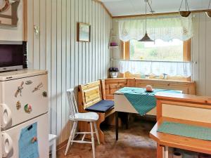 cocina con mesa y nevera en Two-Bedroom Holiday home in Digermulen, en Digermulen
