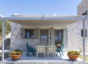 Balkón nebo terasa v ubytování Enada Suite & Olive Farm
