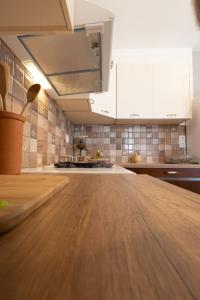 een keuken met een houten aanrecht in een kamer bij Enada Suite & Olive Farm in Gythio
