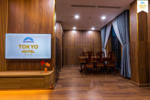 un vestíbulo de hotel tko con mesa y sillas en Tokyo Hotel Phan Rang, en Thôn Mỹ Phước