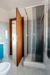 ein Bad mit einer Dusche, einem WC und einem Waschbecken in der Unterkunft La Parmigiana in Marino