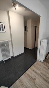 Zimmer mit weißen Wänden und Fliesenboden in der Unterkunft L'Edelweiss Campus & Parking privé securisé in Gières
