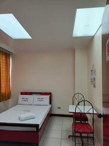 um quarto de hospital com uma cama e duas cadeiras em WJV INN RAMOS em Cebu