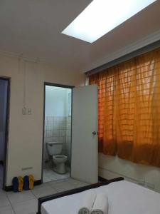 WJV INN RAMOS في مدينة سيبو: حمام مع مرحاض وحمام مع حوض استحمام