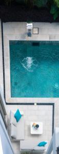 vista sulla piscina con divano e sedie di Pearl Collection a Grand Baie