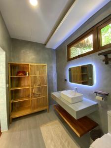 łazienka z białą umywalką i oknem w obiekcie Island Casitas Siquijor w mieście Siquijor