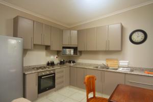 Kjøkken eller kjøkkenkrok på Kangelani Lodge