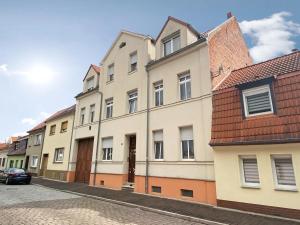 a row of buildings on a street at Appartement Antikverliebt Aken in Aken
