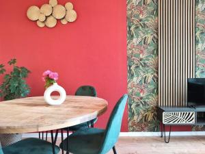 ein Esszimmer mit einem Holztisch und Stühlen in der Unterkunft tealounge 2 Raum + Küche in Dresden + 18 Fotos