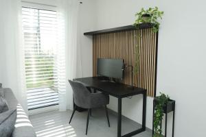 escritorio con ordenador en la sala de estar en TimeTidy III, en Hochheim am Main