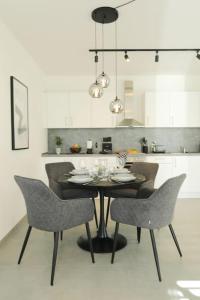 uma cozinha com mesa e cadeiras num quarto em TimeTidy III em Hochheim am Main