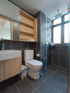 W łazience znajduje się toaleta, umywalka i prysznic. w obiekcie CL 93B Balcony KLCC View Studio w Kuala Lumpur