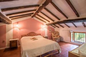 1 dormitorio con 1 cama y 1 silla en una habitación en Lavanda, en Montieri