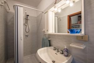 y baño con lavabo, espejo y ducha. en Lavanda, en Montieri