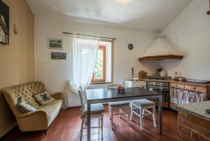 cocina y sala de estar con mesa y sofá en Lavanda, en Montieri