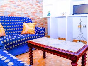 uma sala de estar com um sofá azul e uma mesa de centro em Apartamento en Conil de la Frontera em Conil de la Frontera